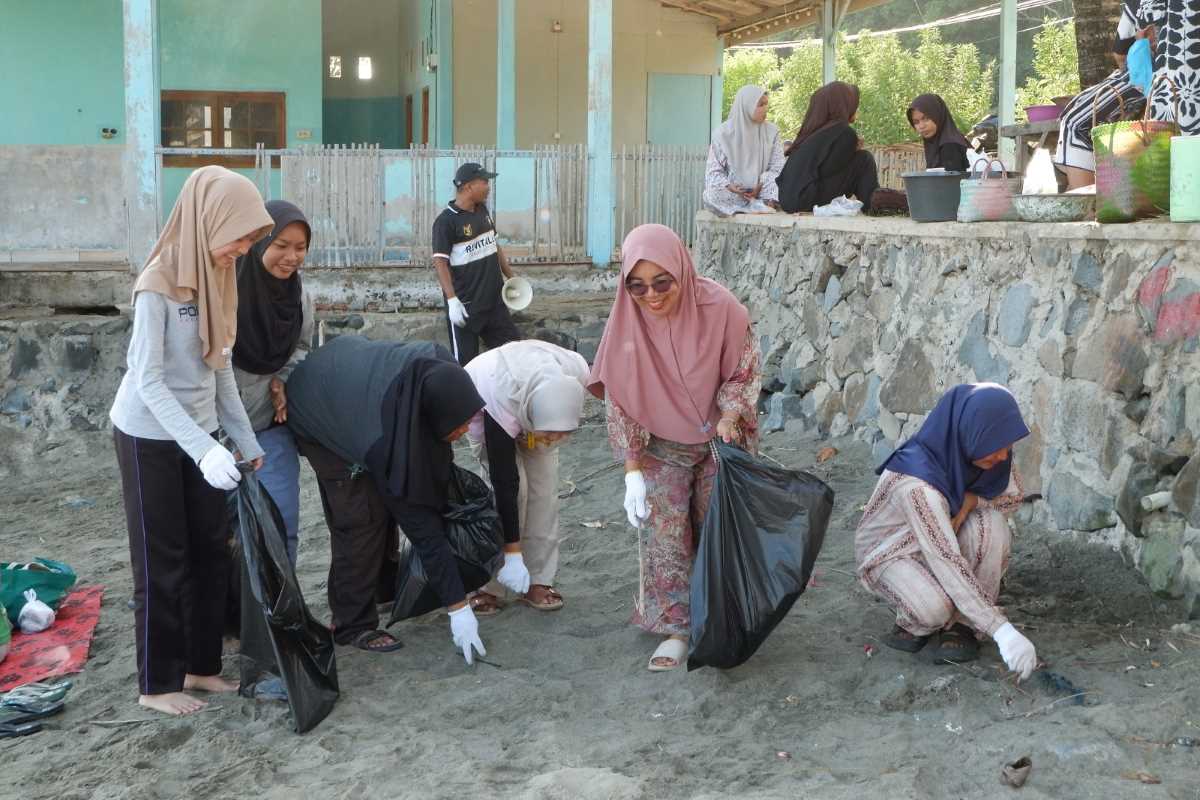 Tim KKN UGM Gelar Aksi Bersih Pantai di Pulau Bawean dengan Warga