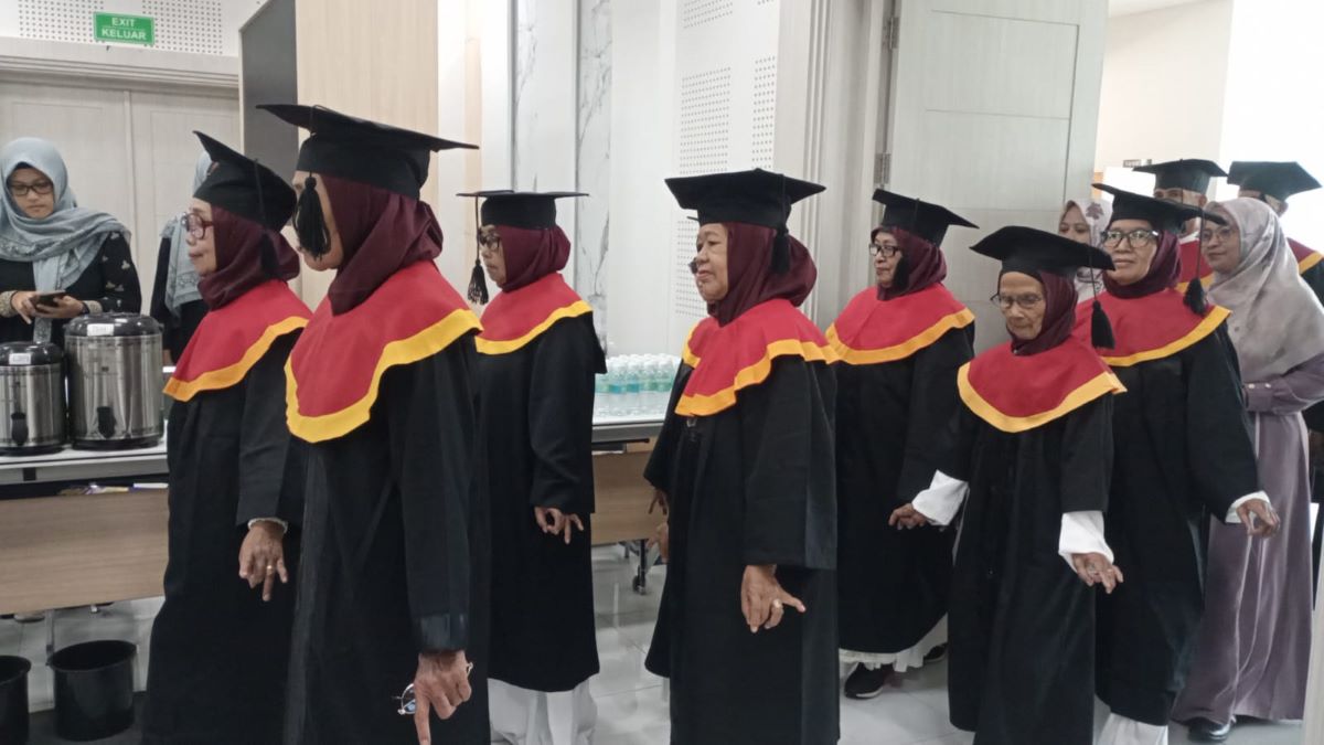 UII Gelar Wisuda Sekolah Lansia Standar 1