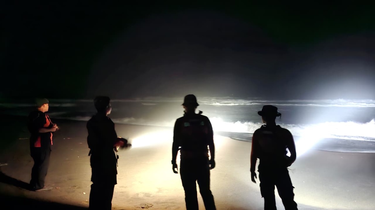 Bocah Terseret Ombak di Pantai Gua Cemara, Tim SAR  masih Lakukan Pencarian