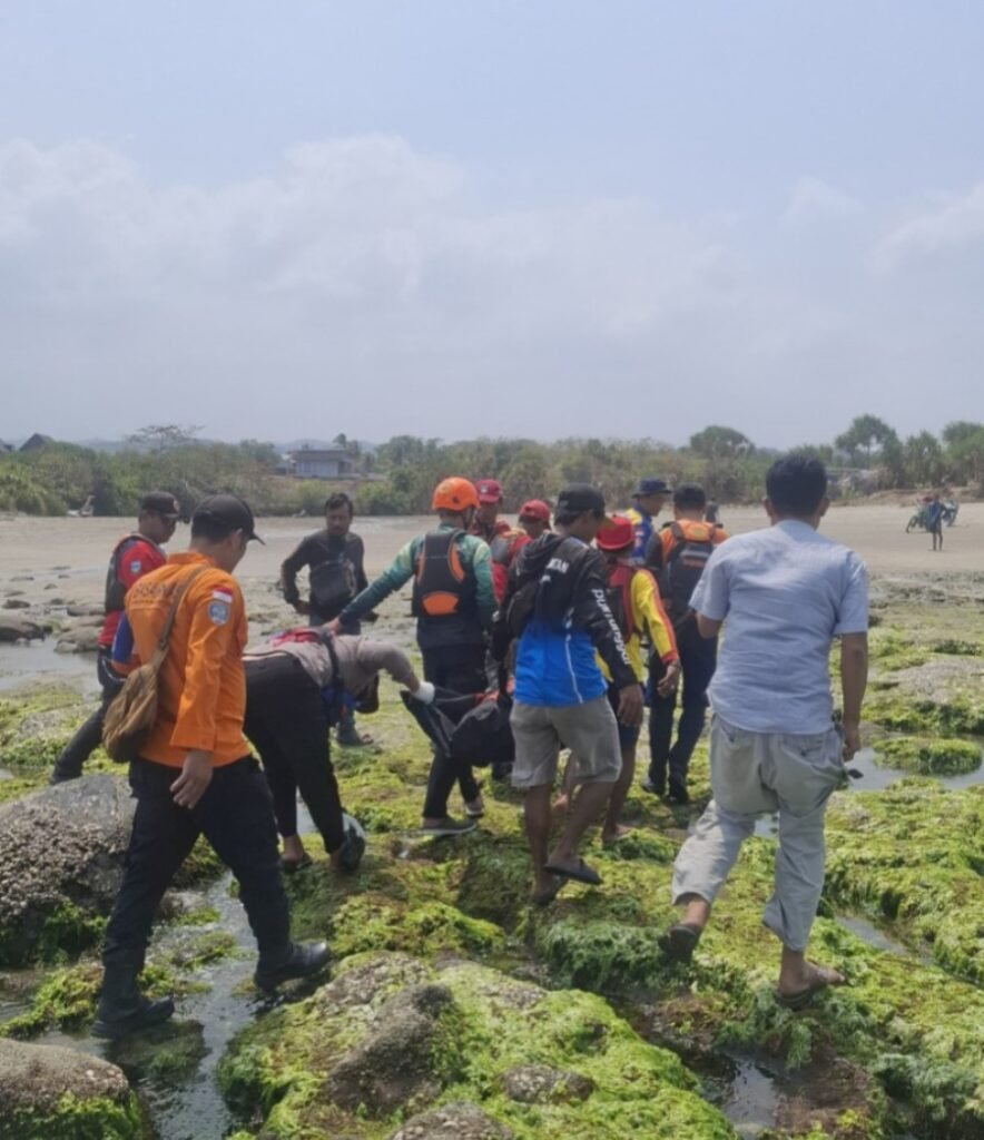 TIM Search and Rescue (SAR) gabungan berhasil menemukan satu orang wisatawan yang terseret arus ombak Pantai Karangpapak Santolo
