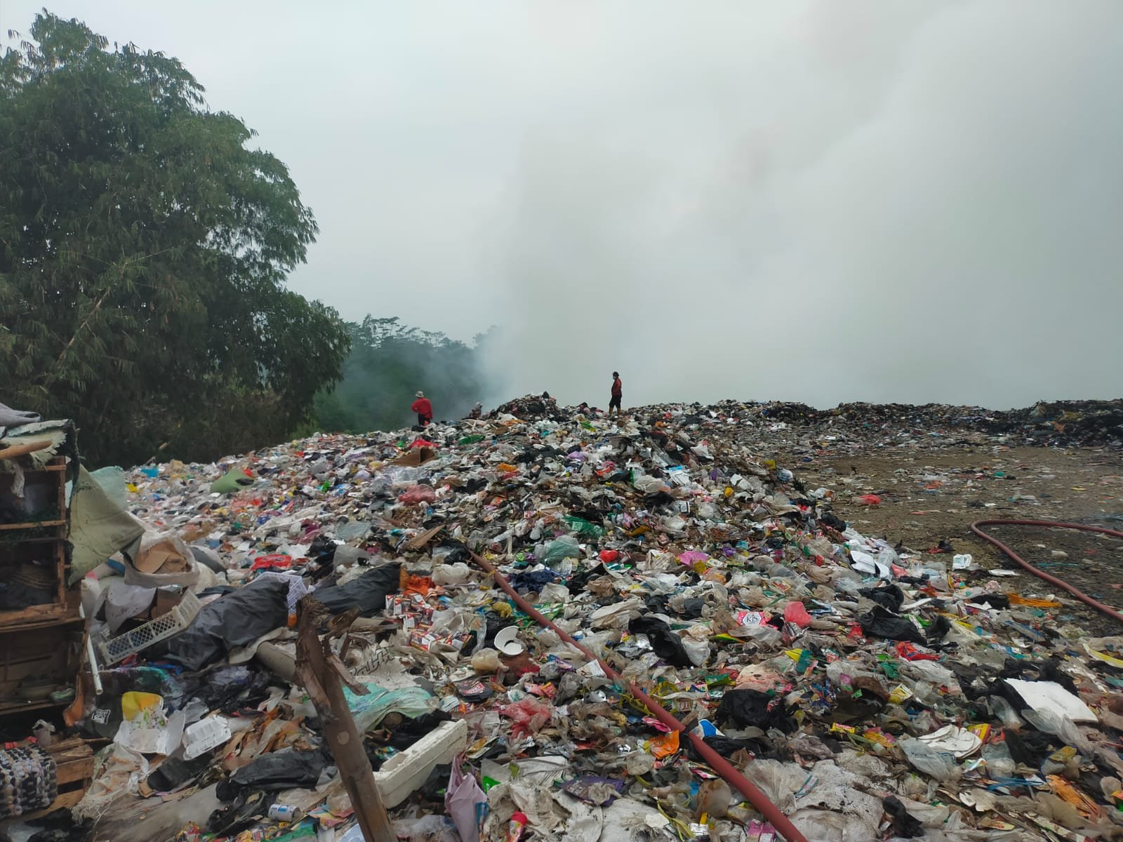 Kebakaran di TPA Nangkaleah belum Padam, Delapan Kampung Terdampak Asap