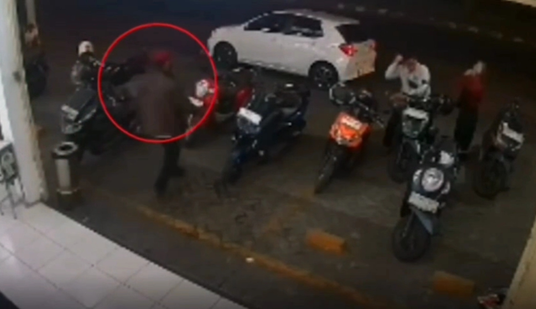 Aksi Pencurian Motor Konsumen Minimarket di Sidoarjo Terekam CCTV