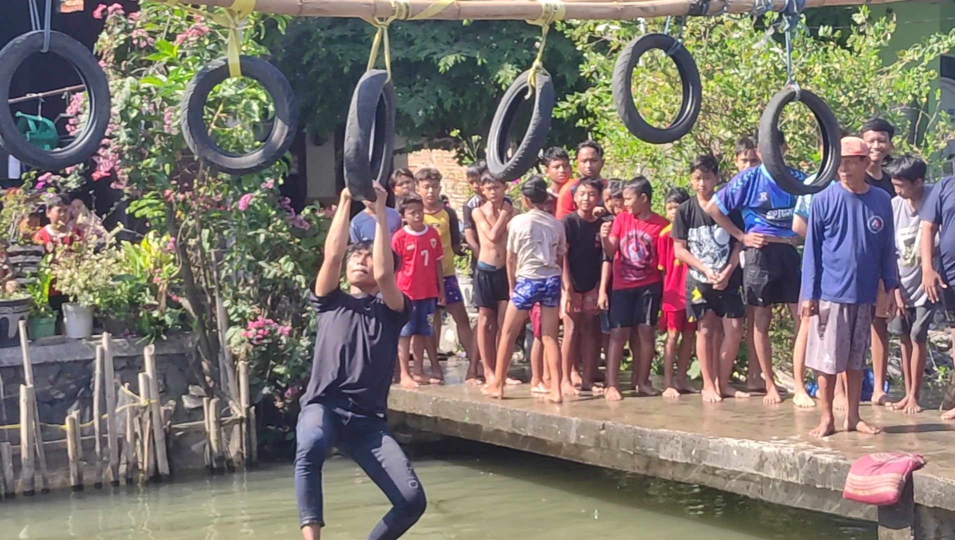 Meriahkan HUT ke-81 RI, Warga Sidoarjo Gelar Lomba Ninja Warrior Kampung