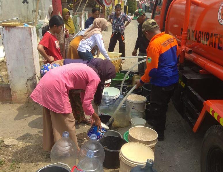 BPBD Tasikmalaya Distribusikan Air Bersih untuk 8.801 KK