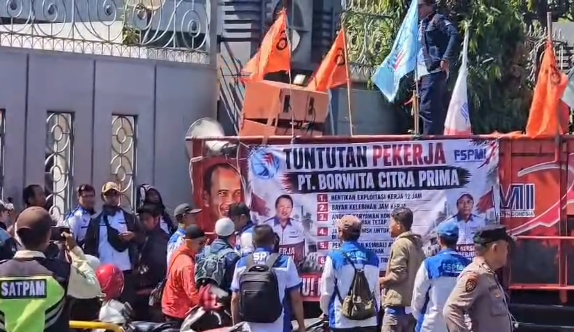 Tolak PHK Sepihak, Buruh FSPMI Blokade Pabrik Farmasi di Sidoarjo