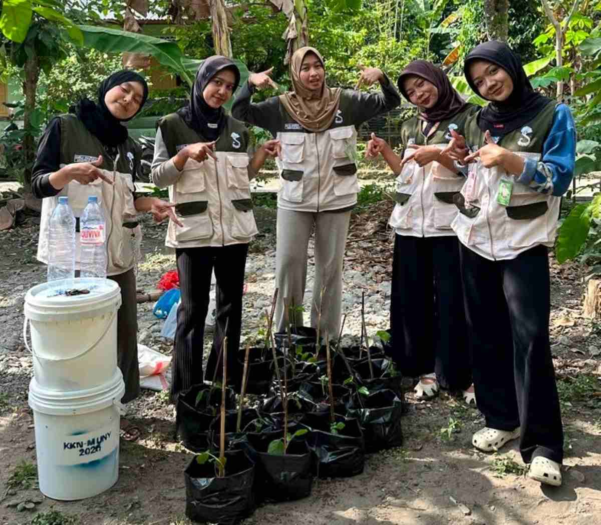 Bantu Kelola Sampah, Mahasiswa KKN UNY Kenalkan Ember Tumpuk dan Mini Garden