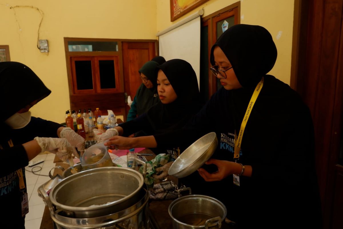 Mahasiswa KKN UGM Ajarkan Olah Minyak Jelantah Jadi Sabun dan Aromaterapi
