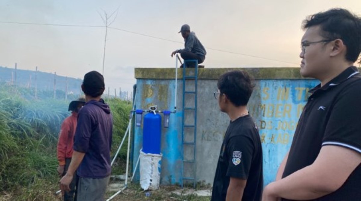 Tim KKN UGM Bersama Masyarakat  Inisasi Filter Atasi Krisis Air Musim Kemarau