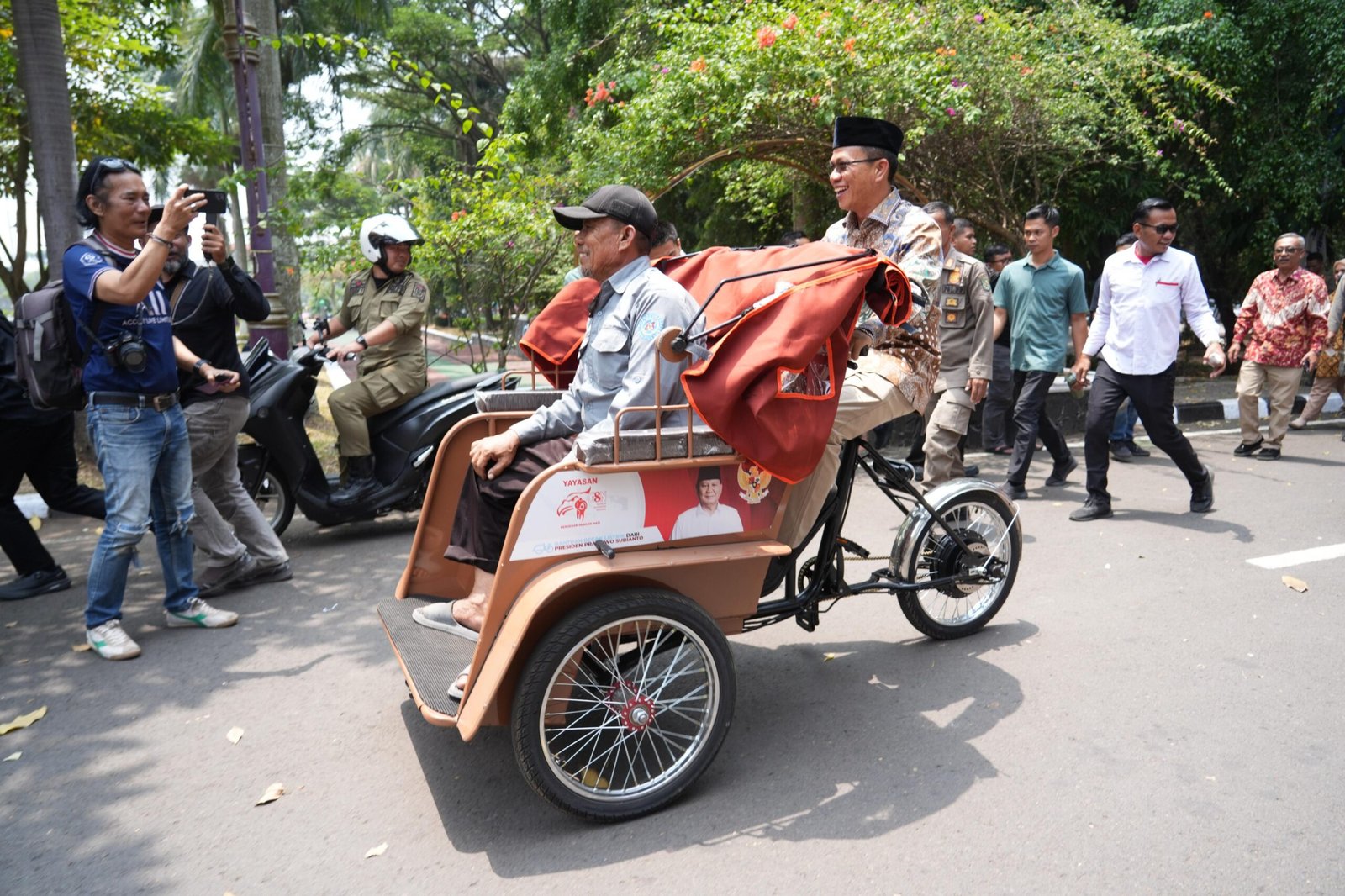 260 Warga Kabupaten Bandung Terima Bantuan Becak Listrik dari Presiden