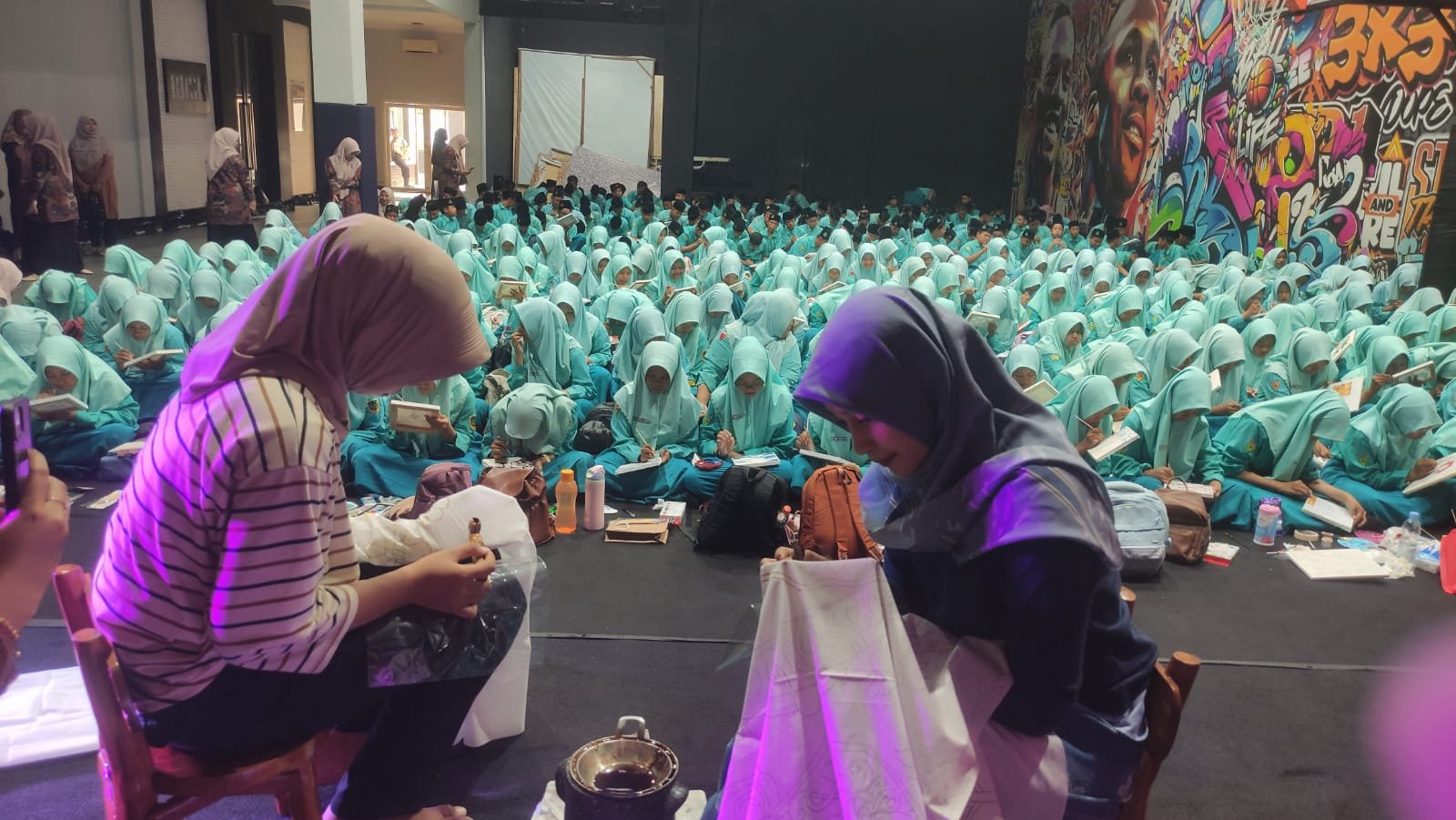 Peringati Hari Batik Nasional, para Siswa Belajar Membatik
