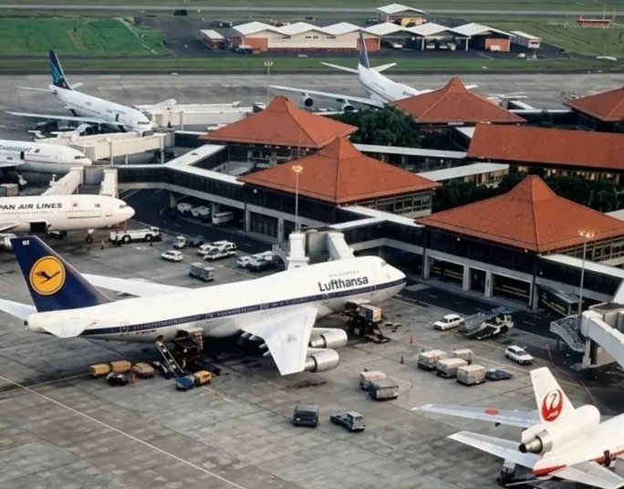 Untuk mengatasi penutupan bandara Soetta, penerbangan ke Jakarta akan dialihkan ke Bandara Kertajati, dan akan disiapkan bus dan Whoosh