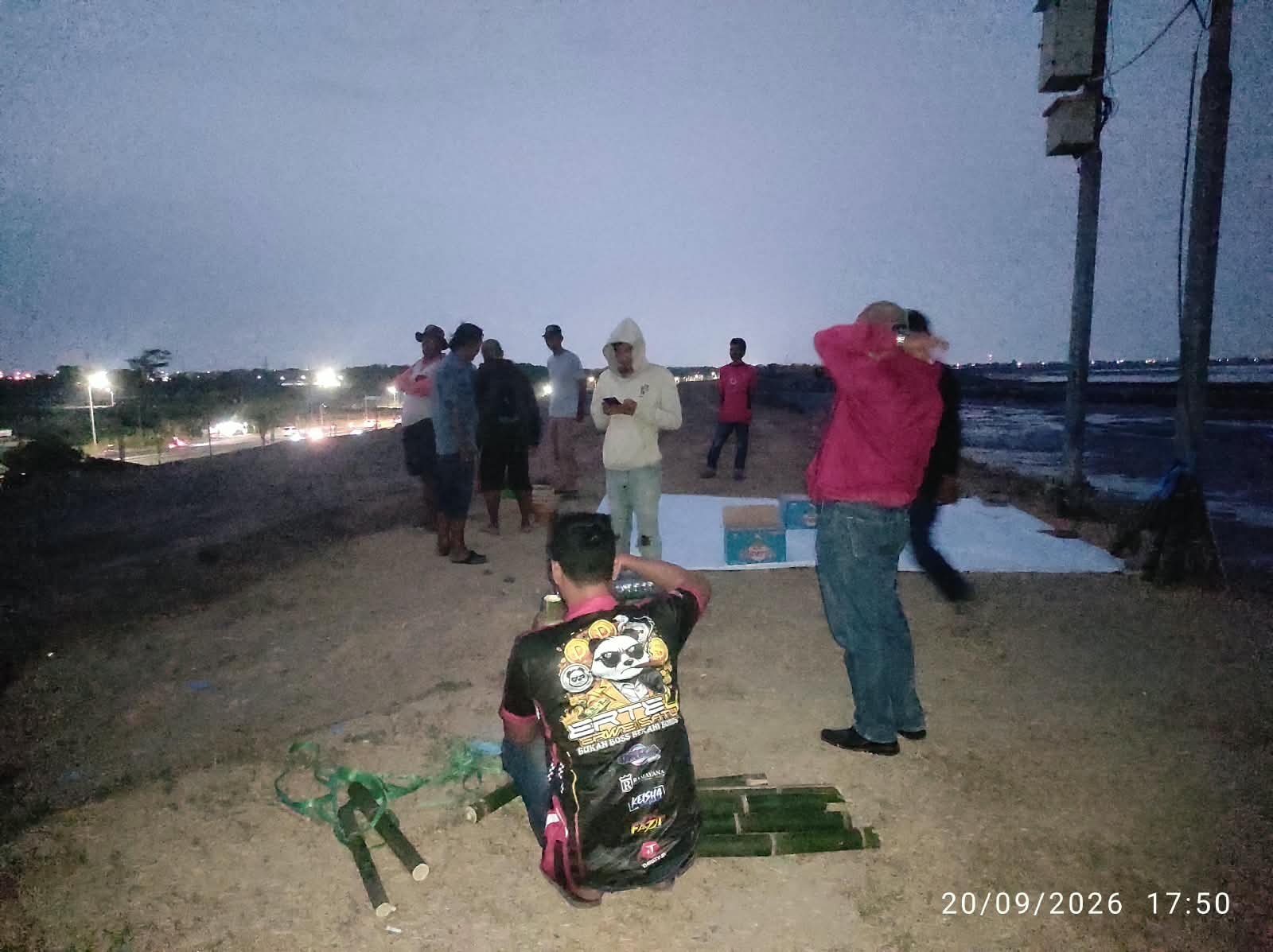 Rayakan HUT X, Amphibi Santuni Warga Korban Lapindo dan Kerja Bakti