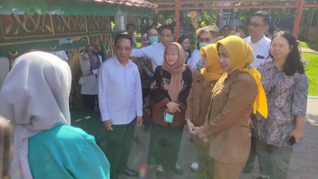 Wamenkes dr Benjamin Paulus Octavianus menyoroti pentingnya pemeriksaan kontak erat serumah pasien tuberkulosis (TBC).