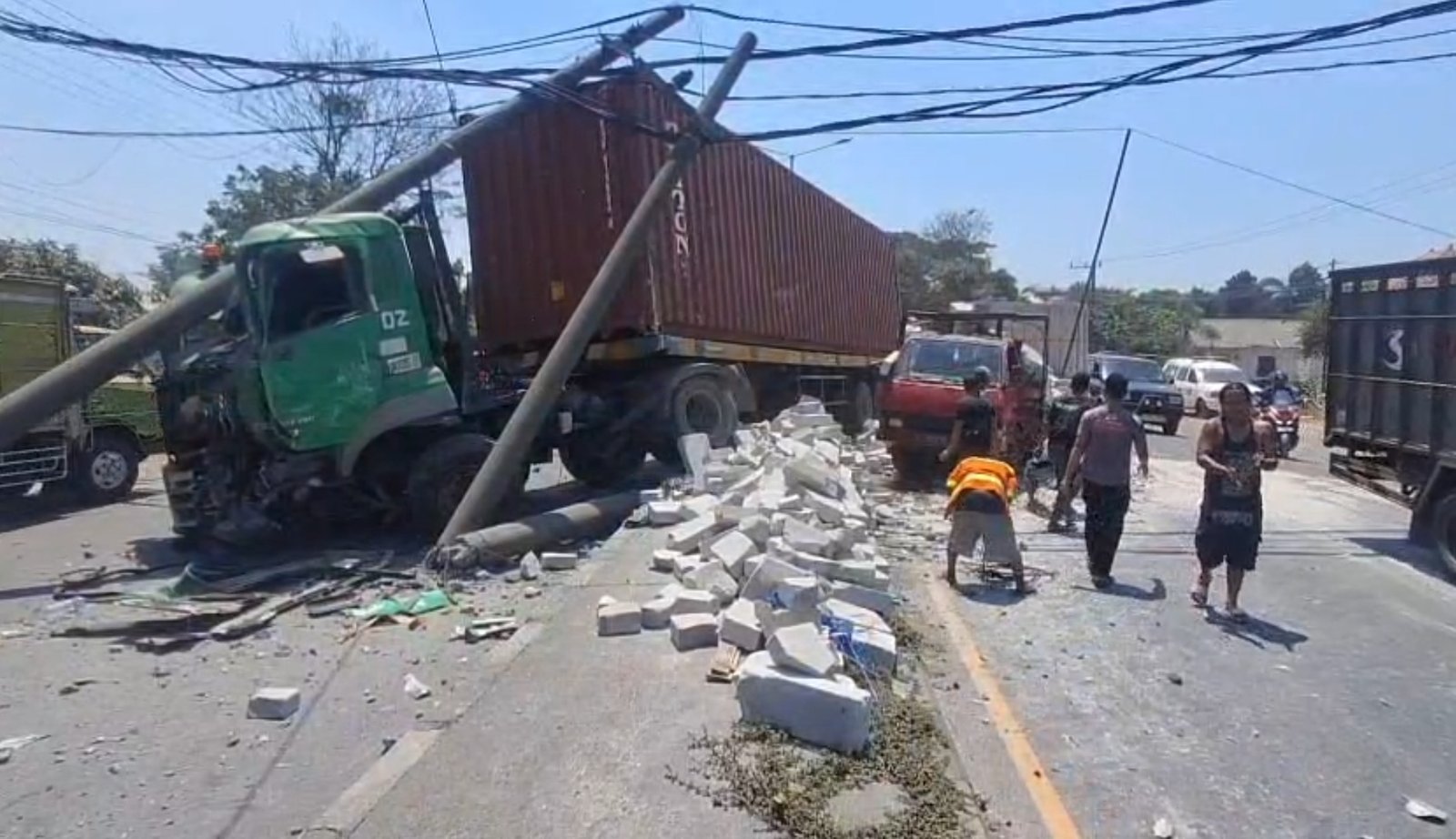 Hindari Kendaraan Memutar, Truk Trailer Tabrak Tiang Listrik dan Truk Pengangkut Hebel