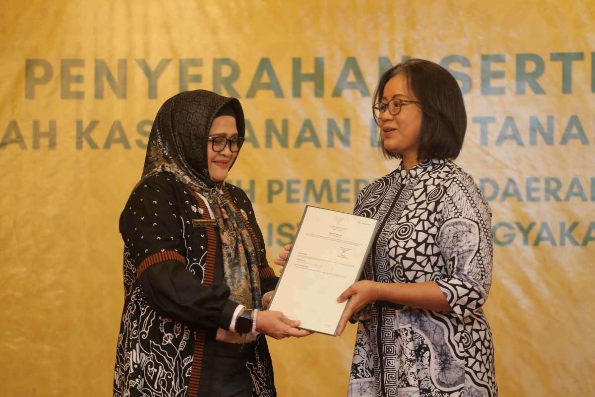 Pemda DIY Serahkan Sertipikat Tanah Kasultanan dan Kadipaten