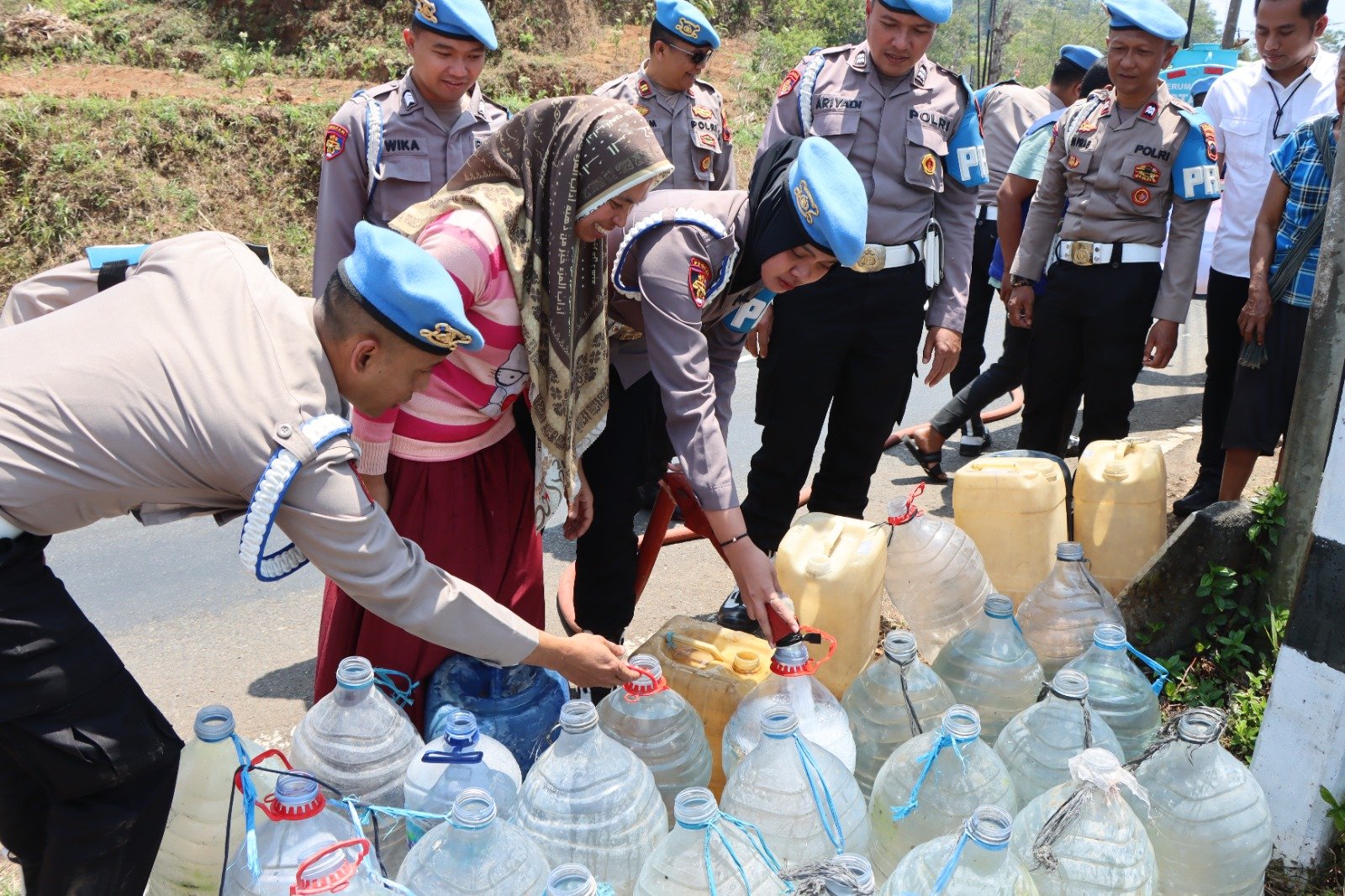 Peduli Warga Kekeringan, Bid Propam Polda Jateng Salurkan Air Bersih
