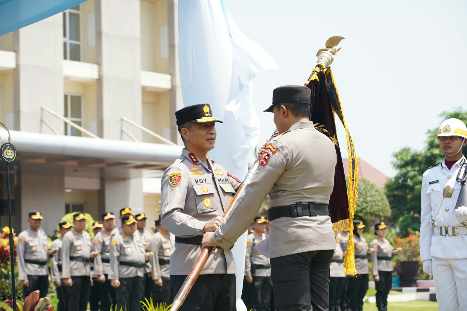 Serah Terima Pataka Tandai Pergantian Kapolda Jateng