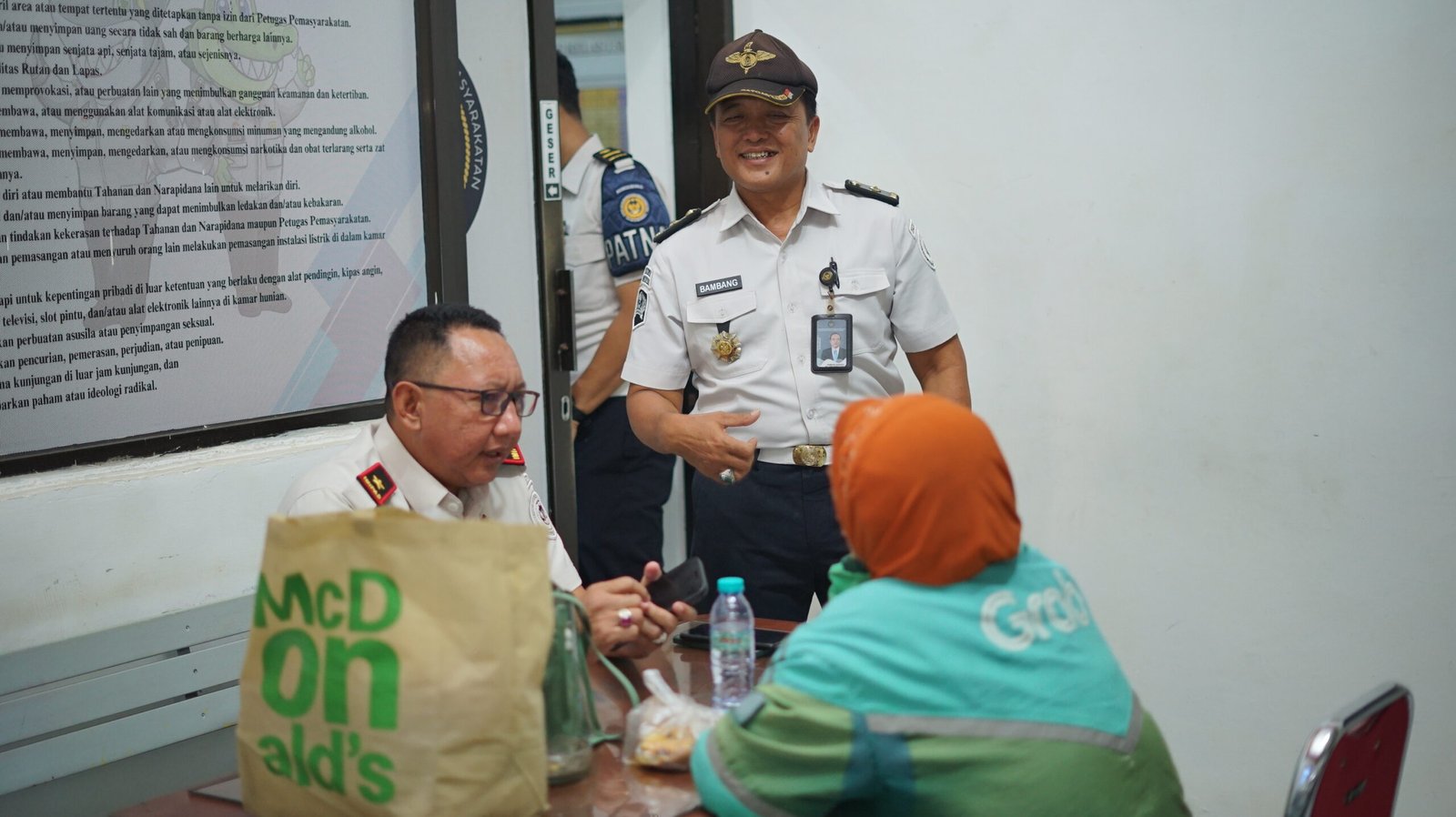Seorang Lansia Selundupkan Sabu 17 Gram Lewat Ayam Goreng di Lapas Surabaya