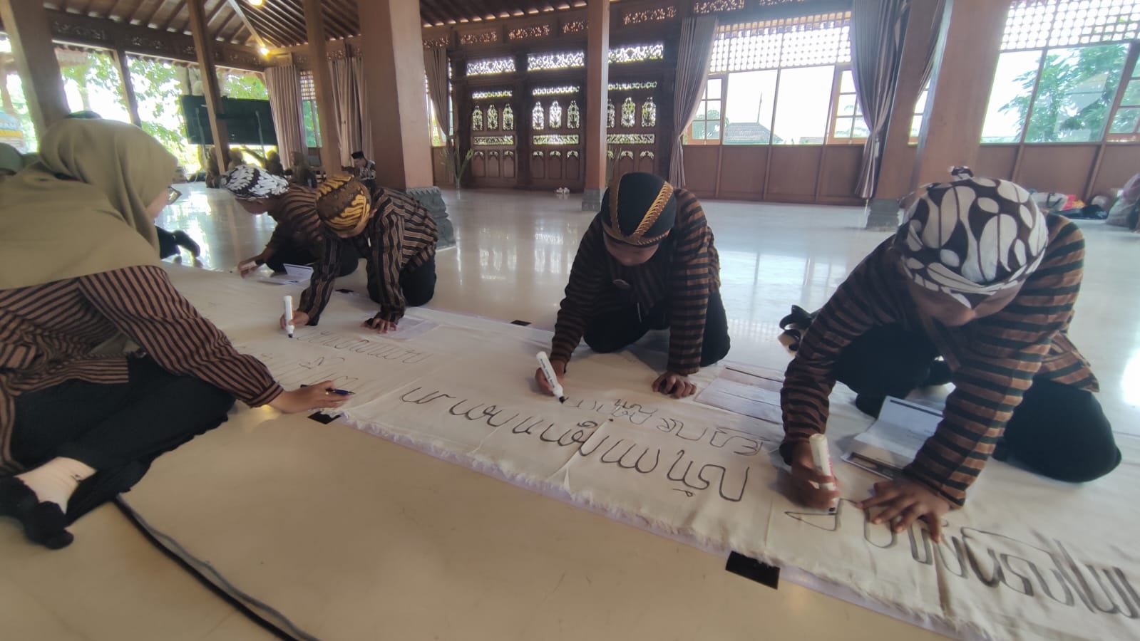 SD Antawirya Sidoarjo Pecahkan Rekor MURI Penulisan Aksara Jawa