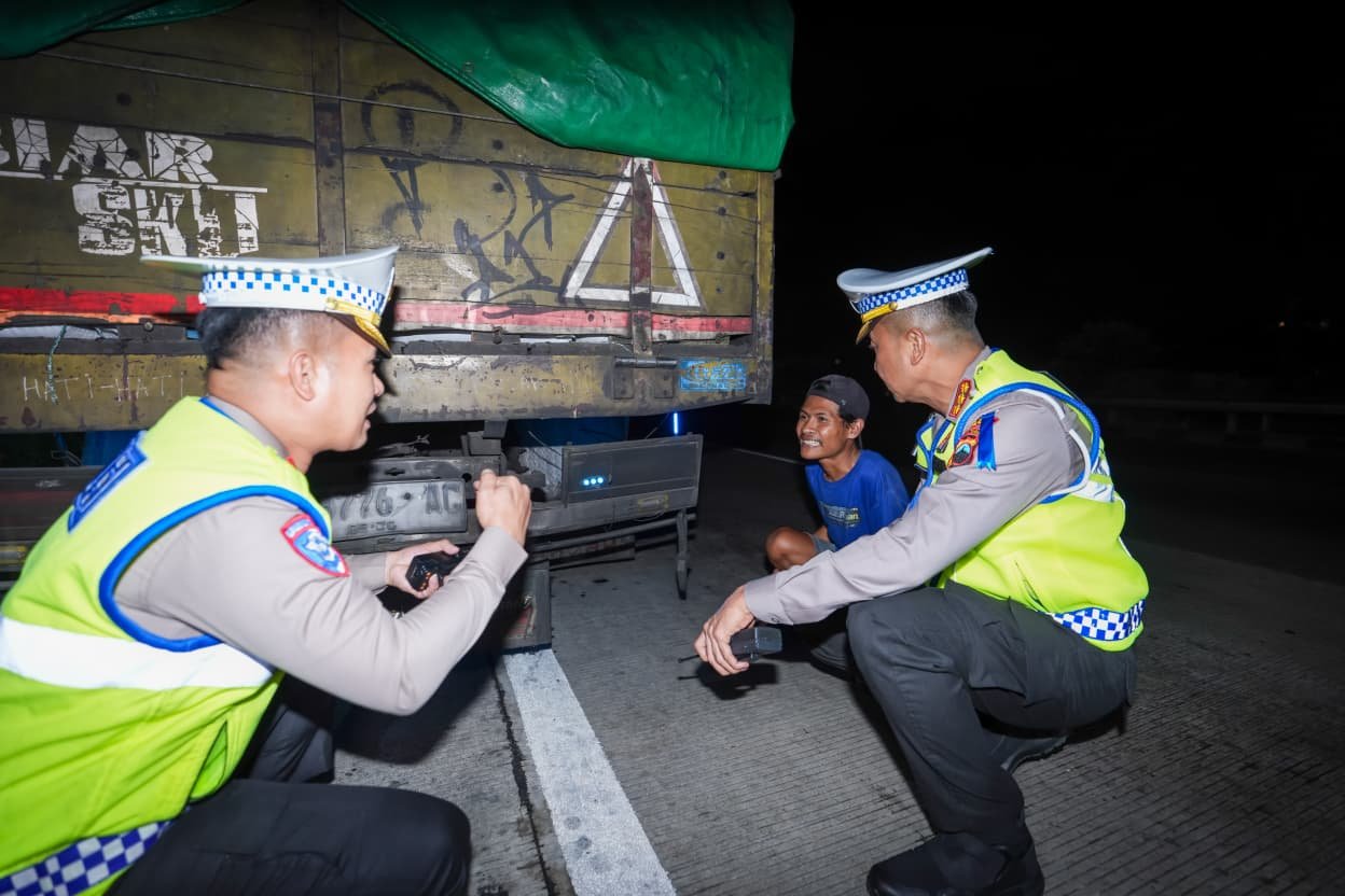 Cegah Tabrak Belakang, Polda Jateng Tempeli Truk Stiker Reflektif