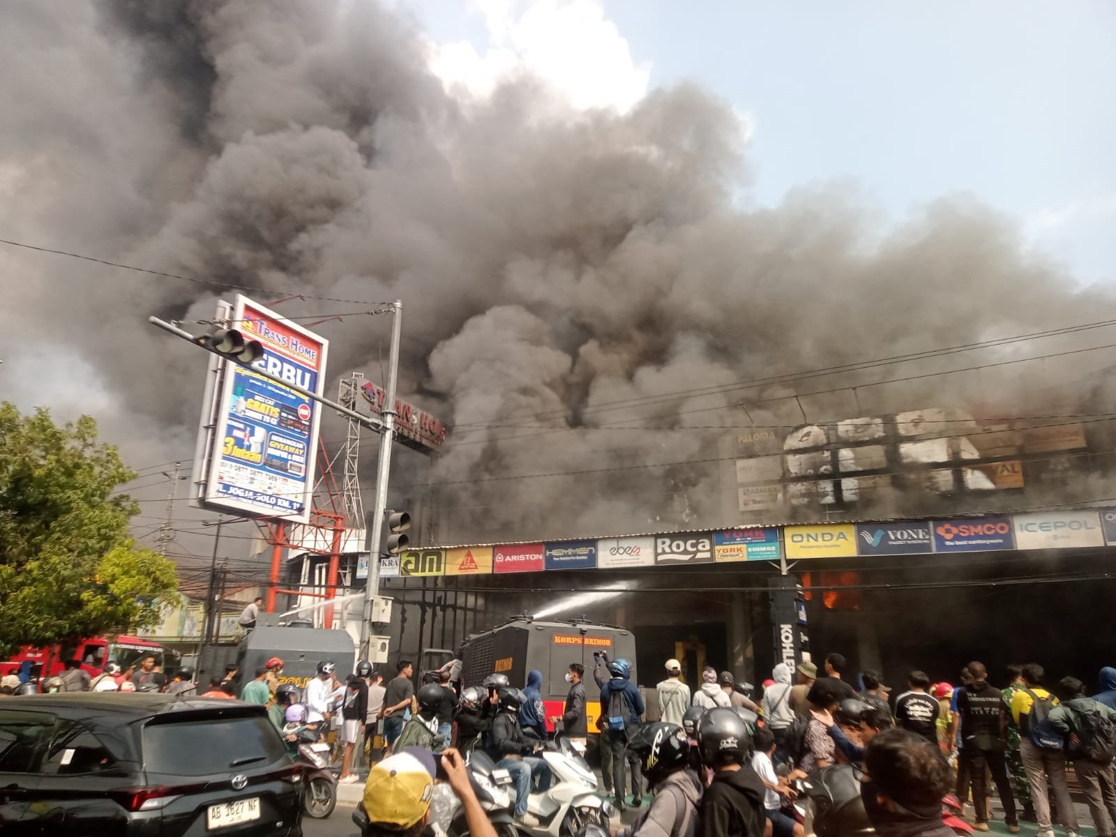 Dua Orang Tewas dalam Kebakaran Supermarket Bahan Bangunan Transhome