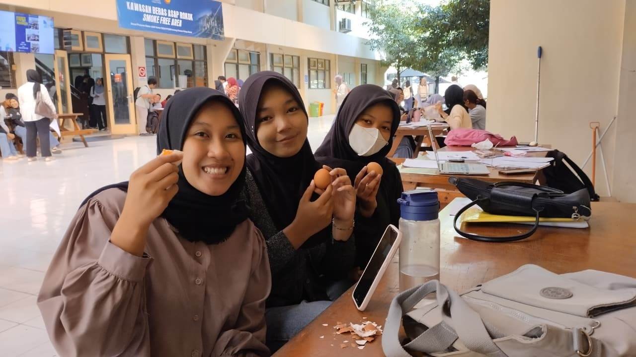 Bantu Mahasiswa UTS,  Fapet UGM Bagikan 2.577 Butir Telur Rebus Gratis